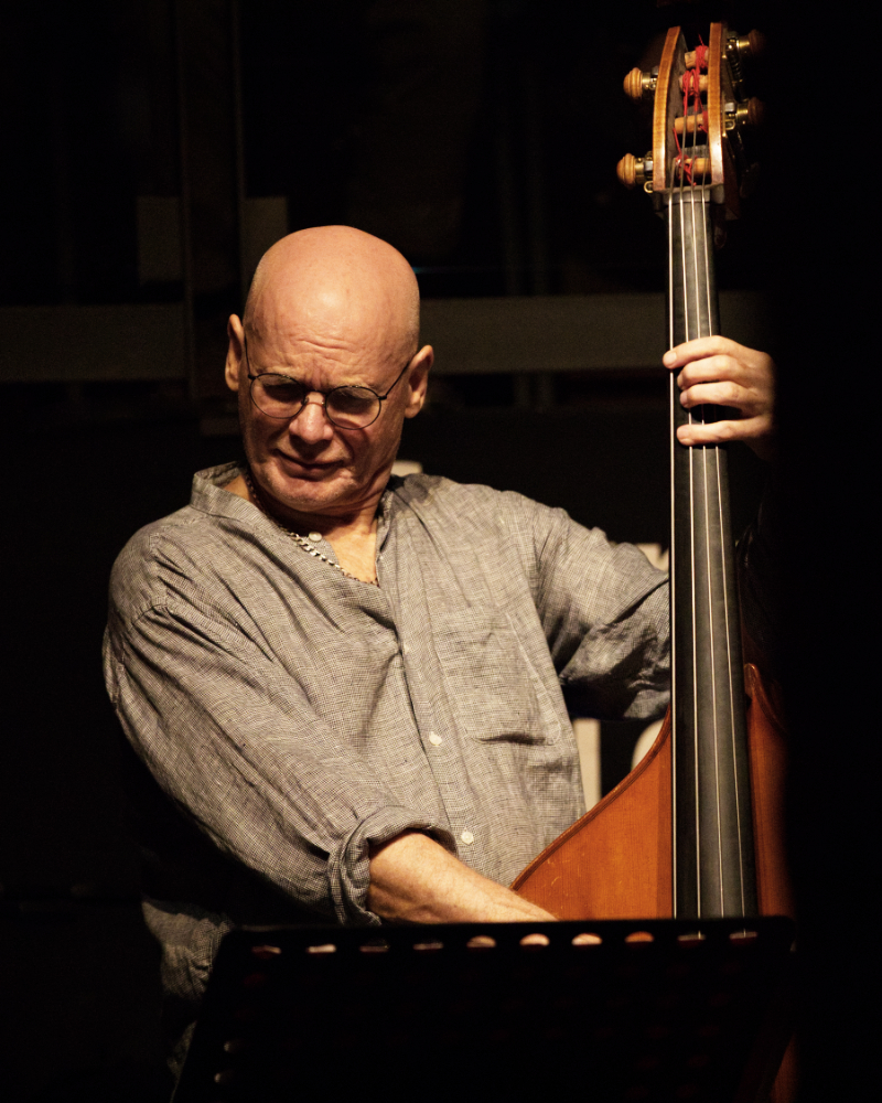 musician Mark Helias, double bass, jazz. Living the moment, Ferrara 2024 | Copyright: Johannes Starmühler